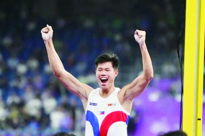 sports_Obiena_compressed_resized Ernest John Obiena clears the World Championships qualifying standard with a 5.90-meter performance at the Weltklasse Zürich Diamond League meeting, securing his place in the 2027 global championships. FILE
