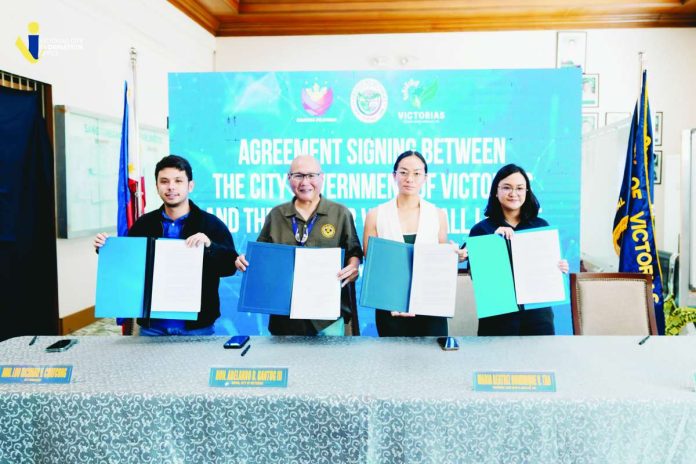 sports_Victorias_compressed_resized Victorias City’s Mayor JunB Bantug and GRID Sports Athletic president Bea Tan formalize the staging of the Premier Volleyball League’s 2026 On Tour finale in Victorias City through a memorandum of agreement, paving the way for the return of major professional sports to the heart of Negros’ sugar country after 15 years. GRID SPORTS ATHLETIC PHOTO