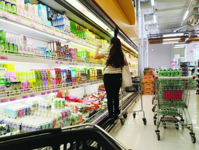 sugary_drink_tax_compressed_resized The Philippine Amalgamated Supermarkets Association warns that prices would “definitely” go up if the government pushes through with the higher taxes on sweetened beverages, potentially adding more pressure on household budgets. PN PHOTO