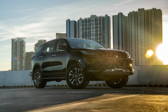 Fortuner Q in Sparkling Black Pearl Crystal Shine