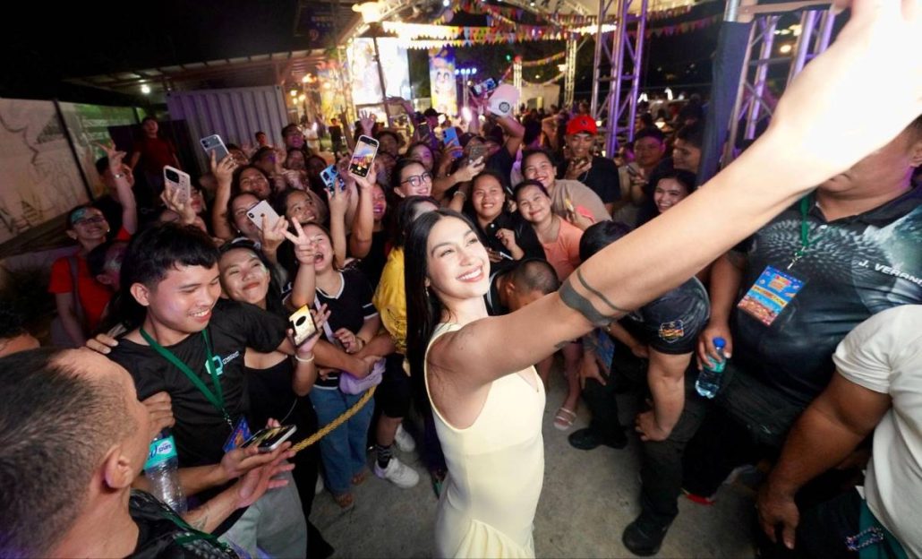 Zeinab Harake Parks poses with her fans at Davao Whisky Park on Aug. 14, 2026.
