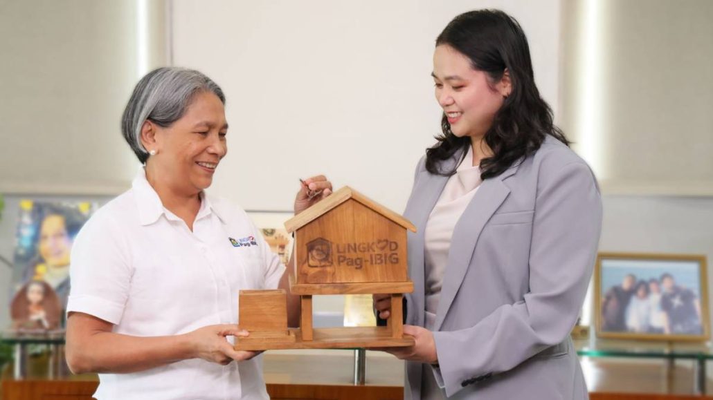 A SHARED COMMITMENT TO FILIPINO HOMEOWNERSHIP. Pag-IBIG Fund Chief Executive Officer Marilene C. Acosta and SM Prime and SMDC Vice President and Head of Design, Innovation and Strategy Jessica T. Sy share a light moment following the signing of the memorandum of understanding between Pag-IBIG Fund and SMDC.