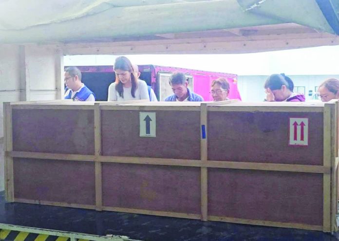 Antique seafarer copy_compressed Members of the Pagunsan family received the remains of Jude Prado Pagunsan, a seafarer from Valderrama, Antique, upon their arrival at the Iloilo International Airport in Cabatuan on August 30. Pagunsan was killed when the vessel he was serving aboard was struck during a Russian drone attack in Ukraine on July 18. SP MEMBER KARMILA ROSE DIMAMAY PHOTO