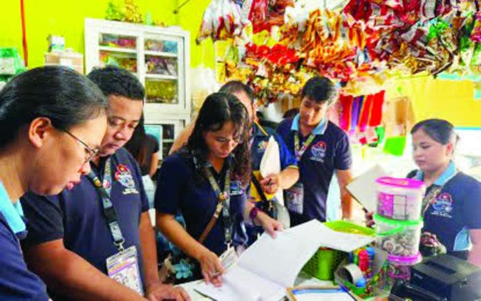 BIR_tax_compressed_resized Bureau of Internal Revenue (BIR) personnel conduct a post-evaluation of cash register and point-of-sale machines during a nationwide sweep from Aug. 24 to 28, 2026. The BIR reported on Sept. 10 that it flagged 842 establishments and sealed 385 non-compliant sales machines during the evaluation. BIR PHOTO