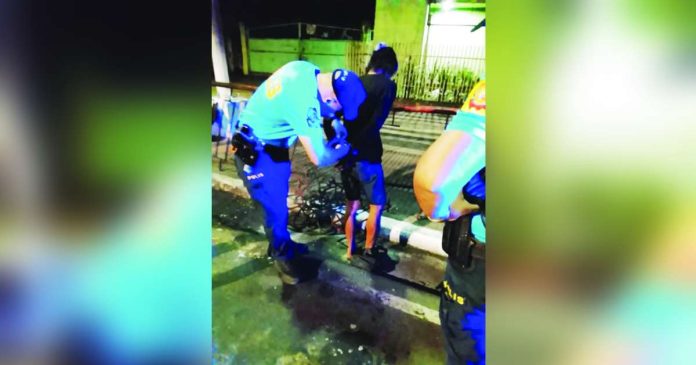 Bacolod metal theft copy_superimposed A suspect allegedly caught cutting metal railings along the sidewalk in front of Negros Occidental High School was taken into custody by authorities in Bacolod City. The suspect was apprehended by Public Order and Safety Office personnel early Sunday, September 13. BCCO PHOTO