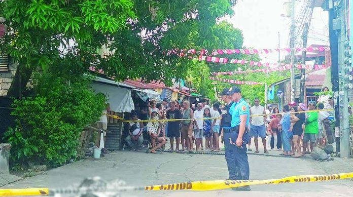 Bacolod_altercation_copy_compressed_resized The body of alias “Roger,” a resident of Purok St. Vincent, Barangay Alijis, Bacolod City, lay at the scene after he was shot dead allegedly by alias “Budoy,” 37, who also resides in the area, on the afternoon of September 1. RMN BACOLOD PHOTO