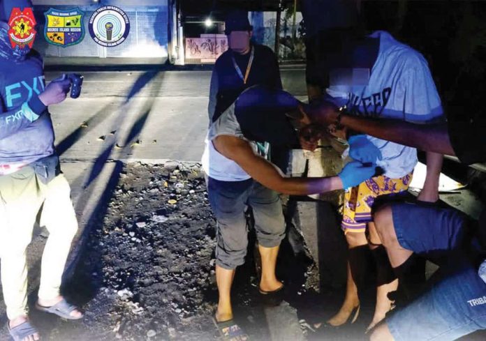 Bacolod_bust_copy_compressed_resized Bacolod police personnel arrested two alleged high-value drug suspects and seized P680,000 worth of shabu seized during a buy-bust operation in Barangay 39, Bacolod City, on September 4, 2026. PRO-NIR PHOTO