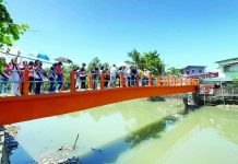 Mayor challenges engineers to inspect P3.7-M Bacolod footbridge Bacolod Mayor Greg Gasataya and city officials inspected the P3.7-million footbridge connecting Barangays 35 and Singcang-Airport on September 14, 2026. The project’s cost has drawn public attention online. BCCO PHOTO