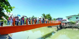 Bacolod Mayor Greg Gasataya and city officials inspected the P3.7-million footbridge connecting Barangays 35 and Singcang-Airport on September 14, 2026. The project’s cost has drawn public attention online. BCCO PHOTO