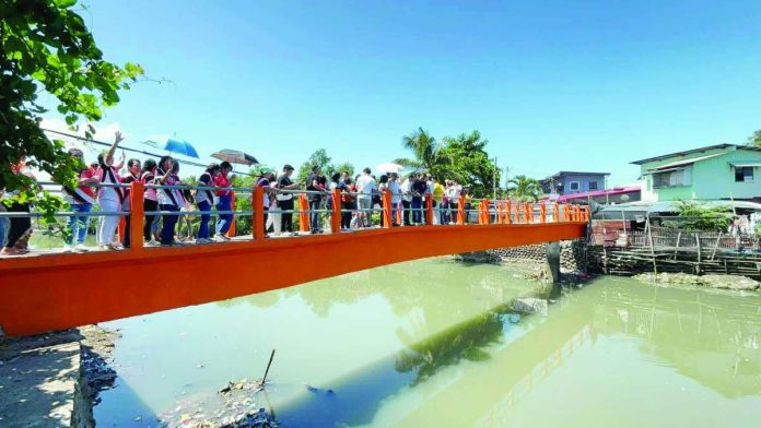 Bacolod_footbridge_copy_compressed_resized Bacolod Mayor Greg Gasataya and city officials inspected the P3.7-million footbridge connecting Barangays 35 and Singcang-Airport on September 14, 2026. The project’s cost has drawn public attention online. BCCO PHOTO