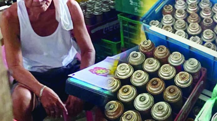 Banago_senior_compressed_resized A 72-year-old man was taken into custody by Bacolod City police following a buy-bust operation against the alleged illegal refilling and sale of petroleum products in Barangay Banago, Bacolod City, on August 31. Authorities seized LPG cylinders, butane canisters, refilling equipment and suspected proceeds from the operation. BOMBO RADYO BACOLOD PHOTO