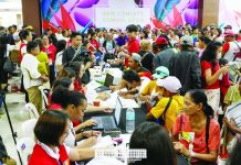 ‘Handog ng Pangulo’ brings one-stop services closer to Capisnons Capisnons availed themselves of various government services during the Handog ng Pangulo: Serbisyong Sapat Para sa Lahat service caravan at Robinsons Roxas in Roxas City, Capiz on September 14. More than 20 national and local government agencies participated in the one-stop service caravan. CAPIZ PROV’L GOV’T COMMUNICATIONS GROUP PHOTO