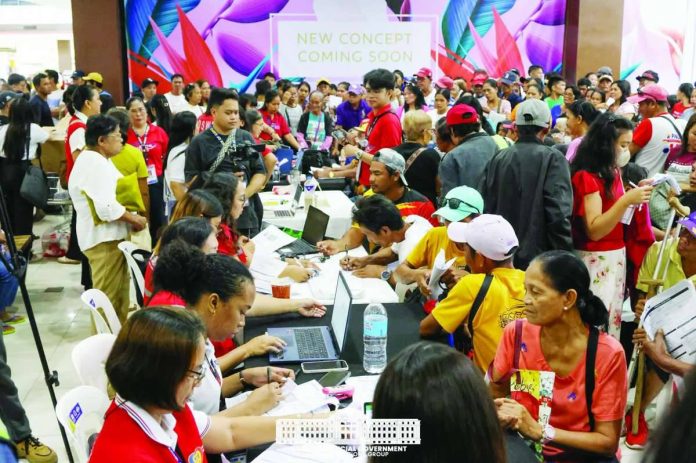 Capiz_handog_compressed_resized Capisnons availed themselves of various government services during the Handog ng Pangulo: Serbisyong Sapat Para sa Lahat service caravan at Robinsons Roxas in Roxas City, Capiz on September 14. More than 20 national and local government agencies participated in the one-stop service caravan. CAPIZ PROV’L GOV’T COMMUNICATIONS GROUP PHOTO