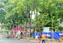Kiosk operators urged to comply with rules ahead of MassKara Fest events Kiosk operators began constructing and setting up their stalls at the Bacolod Public Plaza ahead of the opening of MassKara Festival 2026 activities on October 1. Concessionaires are reminded to comply with sanitation, waste-management and other festival guidelines. MAE SINGUAY/PN