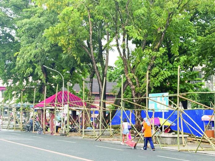 MassKara_kiosks_copy_compressed_resized Kiosk operators began constructing and setting up their stalls at the Bacolod Public Plaza ahead of the opening of MassKara Festival 2026 activities on October 1. Concessionaires are reminded to comply with sanitation, waste-management and other festival guidelines. MAE SINGUAY/PN