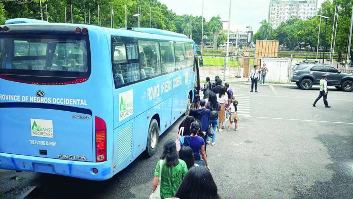 NegOcc_threat_copy_compressed_resized Employees of Negros Occidental Provincial Government were seen gradually leaving the premises after a reported shooting threat was received Wednesday, September 9, 2026. RMN BACOLOD PHOTO