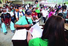 Poverty-based targeting may overlook vulnerable older Filipinos — studies Senior citizens receive cash cards from the Department of Social Welfare and Development. The Unconditional Cash Transfer Program of the agency is a national government initiative to reduce poverty and vulnerability by assisting the elderly in the indigent sector. PNA