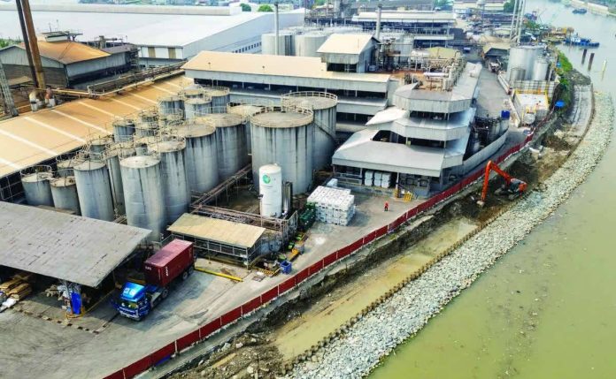 PH_factories_compressed_resized Factories and warehouses are seen along the Marikina River in Pasig City. The Filipino manufacturing sector continued to build momentum in August this year, moving on from the flat performance seen in the previous quarter, according to an economist at the S&P Global Market Intelligence. INQUIRER PHOTO / GRIG C. MONTEGRANDE