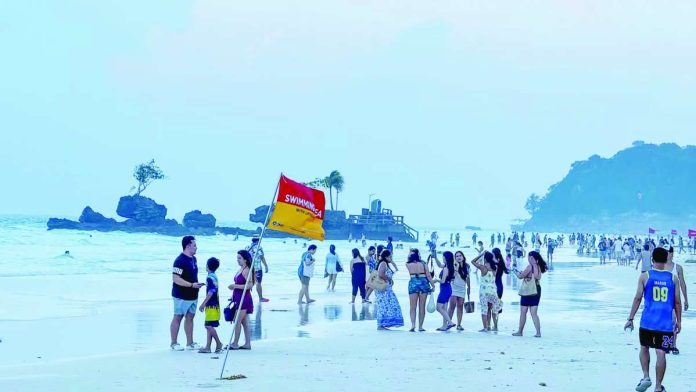 PH_retirement_compressed_resized Tourists enjoy a cool afternoon by the shore in Boracay. The Singapore-based relocation advisory firm Rumavi said the Philippines stands out as a “particularly strong option” for retirees, citing its exceptional affordability and housing costs. RELAKS KA LANG CH/FACEBOOK PHOTO