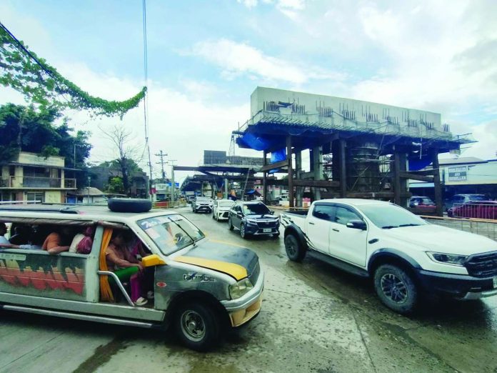 aganan_flyover_compressed_resized Vehicles traverse the intersection along Gorriceta Avenue in Barangay Aganan, Pavia, Iloilo. To facilitate the installation of concrete girders for the Aganan Flyover, Department of Public Works and Highways Region 6 has proposed a six-day temporary road closure from 7 a.m. to 5 p.m. across three weekends. ALLEN ANIMAS/PN
