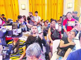 DSWD launches digital payout for UPLIFT beneficiaries in Bacolod Beneficiaries of the Unified Package for Livelihoods, Industry, Food, and Transport (UPLIFT) program display their mobile phones showing the financial aid received via e-wallet during the pilot launch of the DSWD digital payout system at the Bacolod City Government Center lobby on Sept. 22.