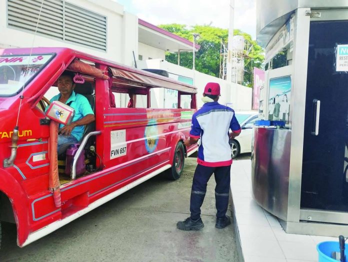 diesel_drop_compressed_resized A Petron gasoline station worker in Mali-ao, Pavia, Iloilo attends to clients. A fuel firm executive on Friday, Sept. 25, 2026, said diesel prices may roll back up to P7.50 per liter, while gasoline prices may also dip by 50 centavos to P1 per liter next week. PN PHOTO