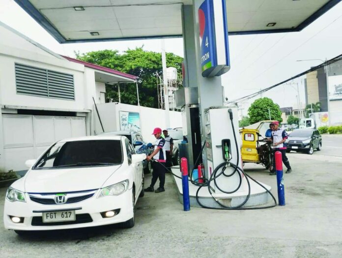 Motorists fill up their tanks at a Petron gasoline station in Mali-ao, Pavia, Iloilo on Monday afternoon, Sept. 21, ahead of scheduled big-time oil price hike today. PN PHOTO