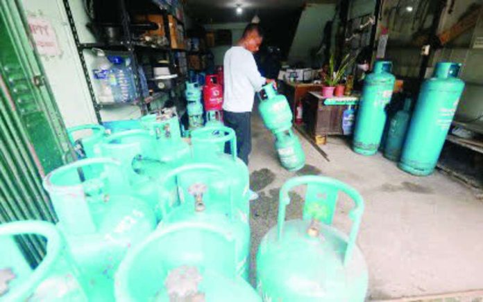 excise_tax_compressed_resized A worker prepares a liquefied petroleum gas tank for delivery at a store in Paco, Manila, on Sept. 24, 2026. President Ferdinand R. Marcos Jr. earlier approved the renewed suspension of excise tax on kerosene and liquefied petroleum gas to ease the impact of rising oil prices. PNA PHOTO BY YANCY LIM