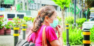 A pedestrian wears a face mask while walking along Plazoleta Gay in Iloilo City on Thursday, Sept. 3. Ambient air quality in the city on Sept. 4 reached “unhealthy for sensitive groups” levels, prompting health advisories for children and adults with respiratory conditions to take precautions against transboundary haze from Indonesia. ALLEN ANIMAS/PN