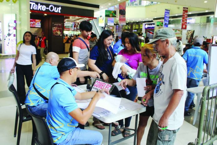 front_pic._compressed_resized Residents line up during the final day of voter registration conducted by Commission on Elections (Comelec) - Iloilo City at Robinsons Place Iloilo Main on May 18, 2026. With President Ferdinand Marcos Jr. signing Republic Act No. 12326, the November 2026 Barangay and Sangguniang Kabataan Elections has been officially reset to November 2028, extending the term of incumbent barangay and SK officials to five years. Comelec operations for the 2026 polls have been ordered suspended. PN FILE PHOTO