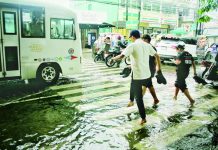 Poor Iloilo households face 12.5% inflation WADING THROUGH MONDAY. Several students take off their shoes and socks and roll up their pants to cross a flooded pedestrian lane along Burgos Street in front of Iloilo Science and Technology University (ISAT-U) in La Paz, Iloilo City on Monday morning, September 7, 2026. Sudden heavy rains on Monday morning caused localized flooding, slowing down traffic and impacting pedestrians and commuters across the city. ALLEN ANIMAS/PN