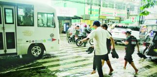 Poor Iloilo households face 12.5% inflation WADING THROUGH MONDAY. Several students take off their shoes and socks and roll up their pants to cross a flooded pedestrian lane along Burgos Street in front of Iloilo Science and Technology University (ISAT-U) in La Paz, Iloilo City on Monday morning, September 7, 2026. Sudden heavy rains on Monday morning caused localized flooding, slowing down traffic and impacting pedestrians and commuters across the city. ALLEN ANIMAS/PN