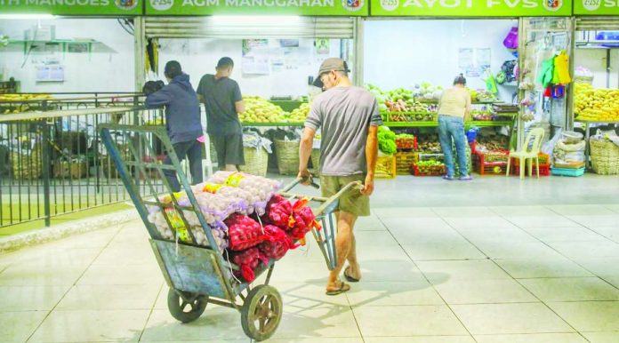 front_pic_compressed_resized A market worker hauls sacks of garlic and onions inside the Iloilo Terminal Market in Iloilo City on Thursday morning, September 10, 2026. Western Visayas recorded an 8.4 percent inflation rate in August, up from 7.8 percent in July, putting sustained economic pressure on consumers and vendors alike. ALLEN ANIMAS/PN