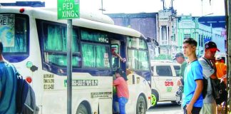 Commuters board a modern jeepney along Calle Real in Iloilo City. As the new fare adjustments take effect today, September 28, the Land Transportation Franchising and Regulatory Board (LTFRB) Region 6 warned drivers and operators that they cannot collect higher fares without displaying the updated fare matrix inside their vehicles. Under the approved rates, minimum fares increase to P14 for traditional jeepneys and P17 for modern jeepneys for the first four kilometers. ALLEN ANIMAS/PN