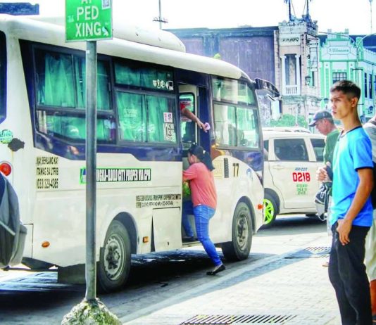 Commuters board a modern jeepney along Calle Real in Iloilo City. As the new fare adjustments take effect today, September 28, the Land Transportation Franchising and Regulatory Board (LTFRB) Region 6 warned drivers and operators that they cannot collect higher fares without displaying the updated fare matrix inside their vehicles. Under the approved rates, minimum fares increase to P14 for traditional jeepneys and P17 for modern jeepneys for the first four kilometers. ALLEN ANIMAS/PN