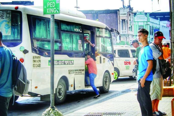 front_pic_compressed_resized Commuters board a modern jeepney along Calle Real in Iloilo City. As the new fare adjustments take effect today, September 28, the Land Transportation Franchising and Regulatory Board (LTFRB) Region 6 warned drivers and operators that they cannot collect higher fares without displaying the updated fare matrix inside their vehicles. Under the approved rates, minimum fares increase to P14 for traditional jeepneys and P17 for modern jeepneys for the first four kilometers. ALLEN ANIMAS/PN