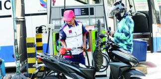 A motorist refuels at a gas station in Paco, Manila, on Sept. 1, 2026. An official of Jetti Petroleum said Friday, Sept. 4, 2026, oil prices may increase by at least P4 per liter next week amid the resumption of hostilities between the US and Iran over mining in the Strait of Hormuz. PNA photo by Yancy Lim