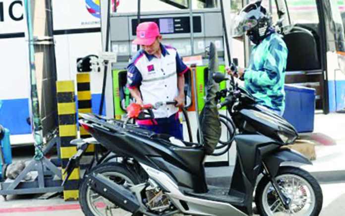 fuel_price_hike_compressed_resized A motorist refuels at a gas station in Paco, Manila, on Sept. 1, 2026. An official of Jetti Petroleum said Friday, Sept. 4, 2026, oil prices may increase by at least P4 per liter next week amid the resumption of hostilities between the US and Iran over mining in the Strait of Hormuz. PNA photo by Yancy Lim