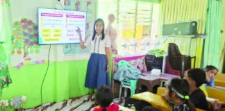 TEACHING WITH PURPOSE. Lowie Ann Lavilla Castor guides Grade 4 Indigenous Peoples learners at Aglonok Primary School in the remote Barangay Aglonok, Calinog, Iloilo. Having overcome poverty through education, the Panay Bukidnon teacher now helps children from her community pursue their own dreams.