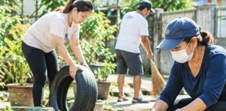 DENGUE PREVENTION. Residents clean their surroundings and eliminate stagnant water that could serve as breeding grounds for dengue-carrying mosquitoes. The Iloilo Provincial Health Office is surging communities to intensify cleanup efforts as dengue cases in the province reached 3,347 with 19 deaths as of September 19. PN FILE