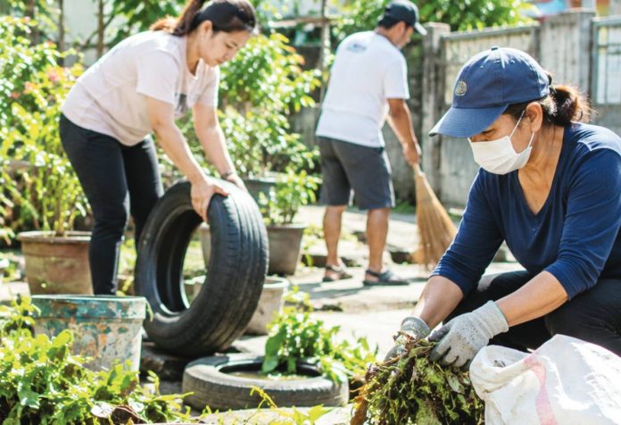 ime dengue deaths DENGUE PREVENTION. Residents clean their surroundings and eliminate stagnant water that could serve as breeding grounds for dengue-carrying mosquitoes. The Iloilo Provincial Health Office is surging communities to intensify cleanup efforts as dengue cases in the province reached 3,347 with 19 deaths as of September 19. PN FILE