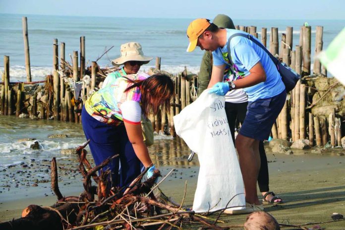ime_tons_waste_compressed_resized Volunteers collect trash and other debris along the shoreline of Oton, Iloilo during a cleanup drive on September 19. The activity mobilized 1,157 volunteers across six coastal barangays and yielded 403 sacks of waste weighing 3,760.8 kilograms. DENR-6
