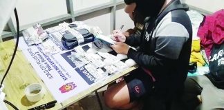 Authorities conduct an on-site inventory of the 710 grams of suspected shabu valued at P4,828,000, along with paraphernalia and buy-bust money, seized during an early morning raid in Barangay San Isidro, La Paz, Iloilo City on Monday, August 31, 2026. ICPO PHOTO