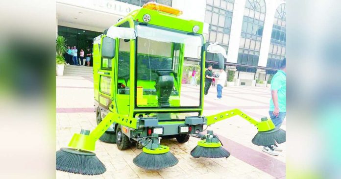 Iloilo City’s P3.5-million mini sweeper truck combines sweeping and vacuum functions, allowing it to collect waste after debris is swept from the surface. It is also equipped with a sprinkler system to suppress dust during street-cleaning operations. Another feature is its charging system – it can be charged through a regular 220-volt electrical outlet. ILOILO CITY GOV’T