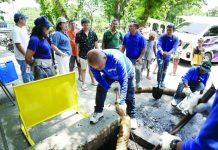 Iloilo City government personnel conduct a declogging operation as part of intensified efforts to clear drainage systems and waterways of debris that could obstruct the flow fi rainwater and worsen flooding. ILOILO CITY GOV’T
