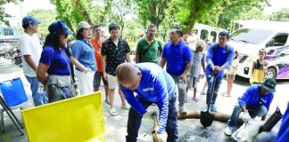 Iloilo City government personnel conduct a declogging operation as part of intensified efforts to clear drainage systems and waterways of debris that could obstruct the flow fi rainwater and worsen flooding. ILOILO CITY GOV’T