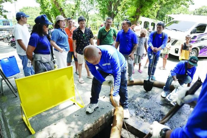 mai_declog_copy_compressed_resized Iloilo City government personnel conduct a declogging operation as part of intensified efforts to clear drainage systems and waterways of debris that could obstruct the flow fi rainwater and worsen flooding. ILOILO CITY GOV’T