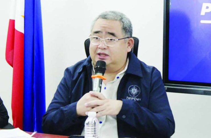 DESPITE WV TOPPING PH ECONOMIC GROWTH POVERTY GAPS PERSIST; DEPDev-6 presses LGUs: Bring gains to isolated communities “One way we can expand our agriculture is to proceed toward agro-industry. We must not rely solely on immediate raw output like rice, palay, or corn,” says Regional Director Arecio A. Casing Jr. of the Department of Economy, Planning, and Development in Western Visayas. ALLEN ANIMAS/PN