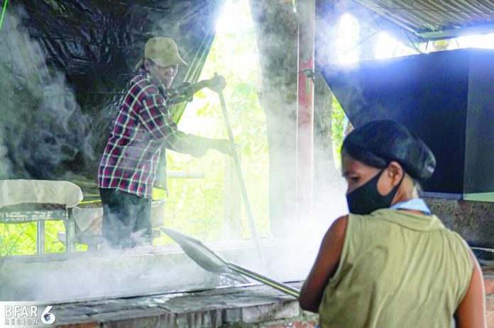 neljoy_asin_(1)_compressed_resized SALT INDUSTRY GETS A BOOST. Salt makers in northern Iloilo work on traditional salt production and package their finished product as the Bureau of Fisheries and Aquatic Resources strengthens the industry with more than ₱1.5 million worth of production and storage facilities for fisherfolk groups in Ajuy and Carles TOWNS. The assistance aims to modernize operations, ease labor-intensive work and enable more climate-resilient salt production. BFAR-6