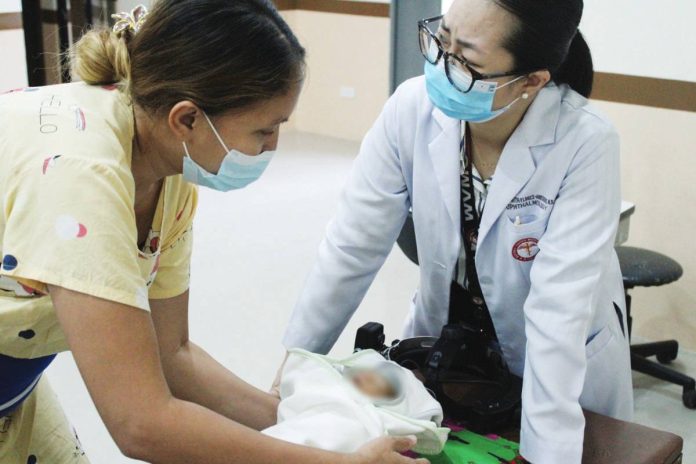 neljoy_child_eye_care_-_Dr._Jewel_Faith_Flores-Anotado_resized SAVING SIGHT EARLY. Dr. Jewel Faith Flores–Anotado, pediatric ophthalmologist at Western Visayas Medical Center, attends to a premature infant during an eye screening. Early screening for retinopathy of prematurity (ROP) is crucial because the condition can progress without visible symptoms and lead to permanent blindness. ALLEN ANIMAS/PN